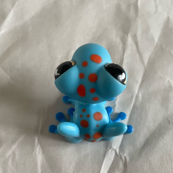 Littlest Pet Shop Blue frog with Red spots - Picture 4 of 4